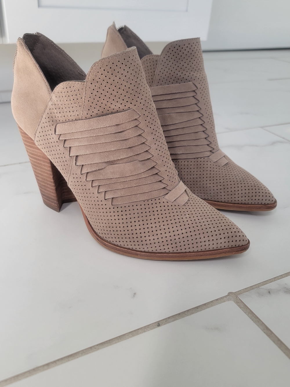 Vince Camuto Levana Taupe Suede Pointed Toe Booties 8.5 Mushroom Western